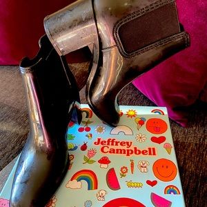 Worn only once like new! I wear a 9.5 and should have purchased a size 10